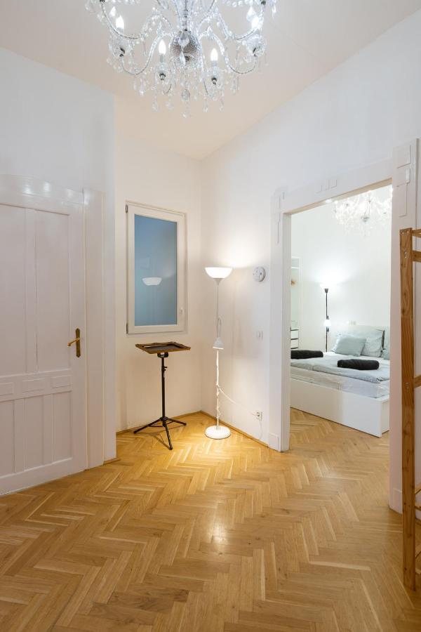 Garys Bright And Spacious Two Bedroom Flat Near Danube Budapest Exteriör bild