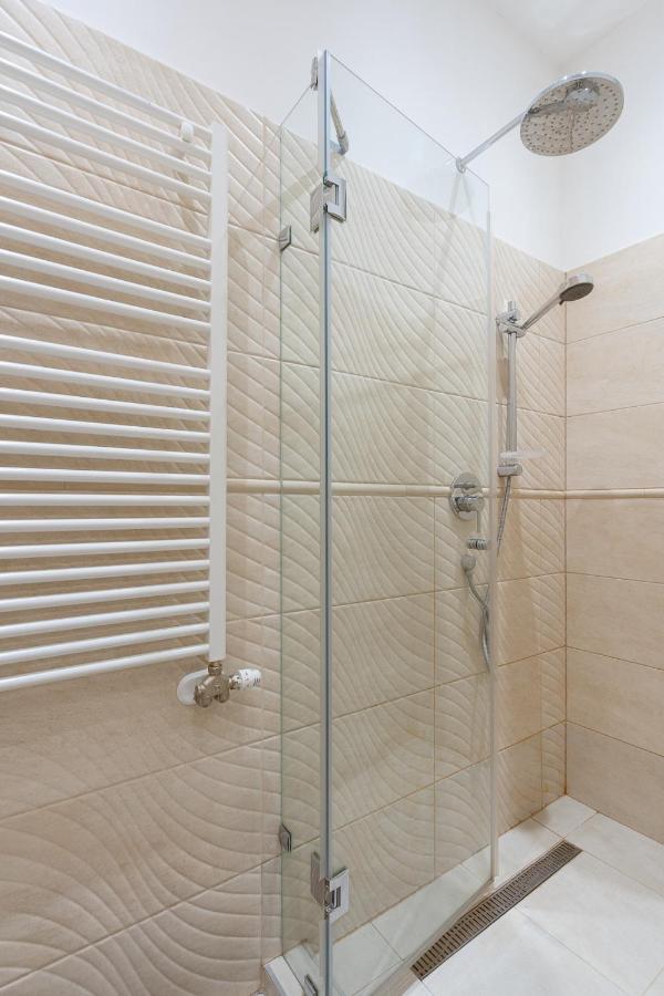 Garys Bright And Spacious Two Bedroom Flat Near Danube Budapest Exteriör bild