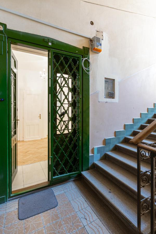 Garys Bright And Spacious Two Bedroom Flat Near Danube Budapest Exteriör bild